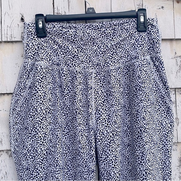 Old Navy High Rise Leggings/Joggers - Picture 2 of 7